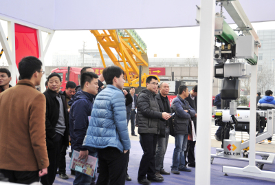 业务经理参观集团新产品展示